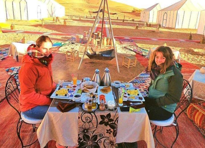 Ahlam Luxury Camp 호텔 메르주가 외부 사진